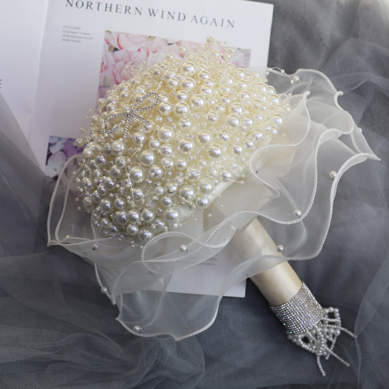 Baby Products Photoshoot - Buquê de casamento com pérolas, cristais